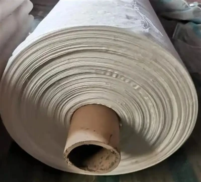 Koje su sličnosti i razlike u materijalu između platnenih peciva i brusnog pa...